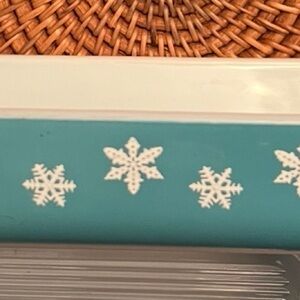 Vintage Pyrex 1 1/4 quart Blue and White Snowflake Baking Dish. Excellent!